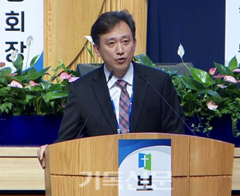 [기독신문] 총신대 교수(신국원, 함영주, 김수환, 김성훈), 총회와 협력해 AI 활용 기준 만들어...